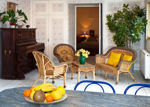 Salon du gîte Marjorie avec piano droit